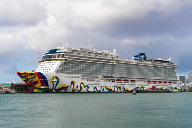 Miami, Florida, ABD - 03 Kasım 2024 Yaz Tatili Seyahati. Norveçli gemi şirketi. Gemi turu ve deniz seyahati. NCLH gemisi. Norveççe Tekrar Yolcu Gemisi Yolculuğu.
