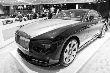 New York City, ABD - 27 Mart 2024: Rolls Royce Spectre New York Uluslararası Otomobil Fuarı 'nda lüks araba, köşe manzarası.