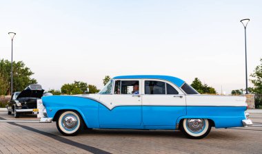 Park Ridge, Illinois, ABD - 22 Ağustos 2024: 1955 Ford Fairlane 'in klasik arabası. 1955 Ford Fairlane. Klasik açık hava. Otomobil fuarında park edilmiş Retro araba, köşe manzaralı. 1955 Ford Fairlane retro arabası.