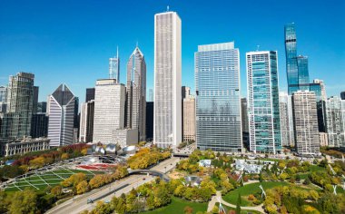 Chicago, Illinois, ABD - 22 Ekim 2024 Chicago şehir merkezi gökdeleni. Şehir manzarası havası. Şehir silueti. Chicago şehir parkı. İş bölgesindeki gökdelen ve ofis binası. Gökdelen görünümü.