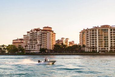 Yat marinaya gidiyor. Tekne ve yat gezisi. Lüks bir yaşam tarzı. Fisher Adası 'nda lüks bir binada yat. Yaz tatili. Fisher Adası Binası. Lüks motorlu tekne yatı. Turistik bölge.