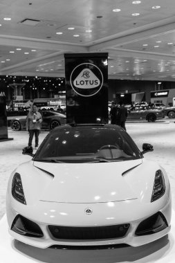 New York City, ABD - 27 Mart 2024: Lotus Emira spor araba sarı renkli New York Uluslararası Otomobil Fuarı, üst manzara.