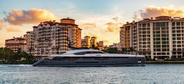 Teknesi olan Miami Kanalı. Fisher Adası konut binası ve lüks yat teknesi. Miami Fisher Adası 'nın manzarası. Marinaya yüzen bir tekne. Fisher Adası 'nda lüks bir yat teknesi. Yaz tatili.