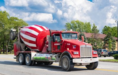 Park Ridge, Illinois, ABD - 16 Ağustos 2024: Ozinga beton karıştırıcısı, Kenworth kamyonu. Kenworth Ozinga 'nın beton karıştırıcı kamyonu. Kenworth 'un kamyonu açık yolda. Kenworth, yan görünüm.