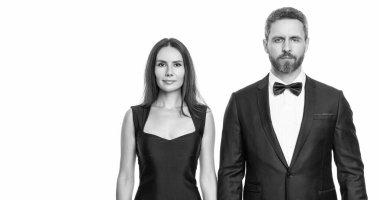 Resmi erkek ve kadın. Çift poz veriyor. Beyaz giysili şık bir çift. Kadın ve erkek zaman zaman çıkıyorlar. Romantik aşk. Sevgililer Günü afişi. Zarif giyimli çift..