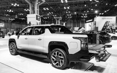New York City, ABD - 27 Mart 2024 Chevrolet Silverado EV elektrikli beyaz kamyonet New York Uluslararası Otomobil Fuarı sergisi, arka köşe manzaralı.