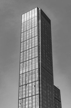 Gökdelen perspektif görüntüsü. Şehir mimarisi. Modern ofis binasının mimarisi. Perspektif şehir gökdeleni. Modern gökdelen binası. Şehir merkezindeki ofis binası. Cam cepheler.