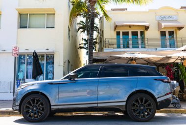 Miami, Florida, ABD - 4 Nisan 2025: Range Rover Velar 2019 çapraz otomobil. Lüks araba Range Rover Velar. Otomobil Range Rover 'ı dışarıda park etmiş. Gri Velar araba, yan görüş.
