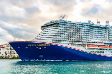 Miami, Florida, ABD - 23 Aralık 2024: Karnaval yolcu gemisi yolculuğu. Yaz tatilinde gemi turu. Karnaval yolcu gemisi. Gemi turu ve deniz seyahati. Gemi Miami sahil limanından ayrılıyor..