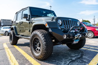 Park Ridge, Illinois, ABD - 29 Ağustos 2024: Jeep Wrangler 2015 SUV arabası. Jeep Wrangler SUV tipi lüks bir araba. Jeep Wrangler 'ın arabası dışarıda park yerinde. Jeep Wrangler, yan görüş..