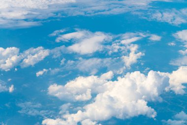 Bulutlar gökyüzünde. Bulutlar - Mavi gökyüzü ve beyaz bulutlar. Bulutlu güzel mavi gökyüzü arkaplanı. Mavi gökyüzünde beyaz kabarık bulutlar. Mavi gökyüzü ve beyaz gündüz bulutları.