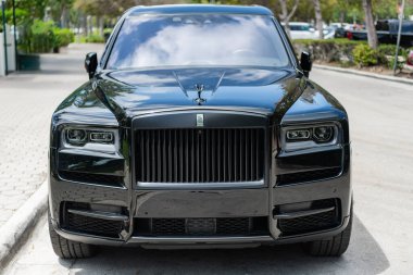 Miami, Florida, ABD - 08 Nisan 2025: Car Rolls-Royce Cullinan Black Rozeti dışarıda park halinde. Siyah araba, yan görüş. 2023 Rolls Royce Cullinan lüks SUV arabası. Lüks SUV arabası Rolls Royce Cullinan.