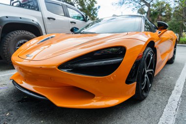 Miami, Florida, ABD - 02 Nisan 2025: lüks spor araba McLaren 720S. Araba McLaren 720S Spyder dışarı park etmiş. Turuncu spor araba, üst manzara. 2023 McLaren 720S spor araba