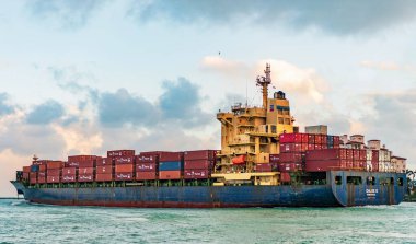 Miami, Florida, ABD - 16 Aralık 2024: kargo gemisinde nakliye konteynırı. Kargo gemisi. Günbatımında Miami Limanı. Konteyner gemisi. Kargo Chloe D Monrovia gemisi, konteynır, içeriye aktar.