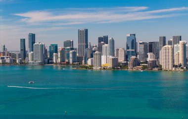 Miami silueti. Miami gökdelen şehri. Miami şehrinin ufuk çizgisi Brickell anahtarı. Miami şehir merkezinde. Gökdelen binası. Şehir merkezindeki şehir manzarası. Seyahat güzergahı. Şehir mimarisi.
