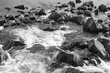 Nehir doğada akıyor. Nehir kayasının doğal akışı. Vahşi doğada akan nehir suyu. Vahşi doğa deresi. Dere suyu deresi. Doğa vahşiliği. River Creek Şelalesi. Hızlı akış.