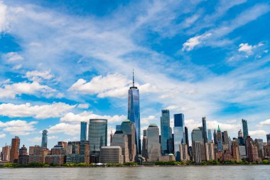 New York, Birleşik Devletler. New York Manhattan 'ın ufuk çizgisi finans bölgesi. Manhattan güzel silueti, New York, Birleşik Devletler. Manhattan 'ın ortasındaki New York şehrinin gökyüzü manzarası. ABD NYC 'de. Amerikan en büyük şehri.