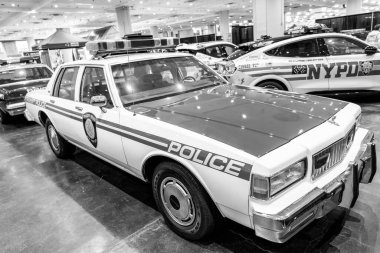 New York City, ABD - 27 Mart 2024: Chevrolet Caprice eski bir polis arabası New York Uluslararası Otomobil Fuarı, köşe manzarası.