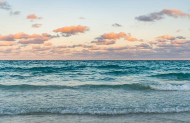 Yaz tatilinde gün batımı deniz manzarası. Deniz kıyısında gün doğumu. Denizde dramatik gündoğumu ufku. Günbatımı deniz manzarasında romantik bir yaz tatili. Okyanusta gün batımı. Deniz dalgaları.