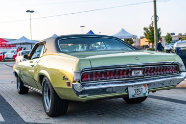 Park Ridge, Illinois, ABD - 22 Ağustos 2024: 1970 Mercury Cougar Eliminator retro car. Mercury Cougar 'ın klasik arabası. Mercury Cougar Yok Edici açık havada. Otomobil fuarında park edilmiş Retro araba, nadir bir manzara..