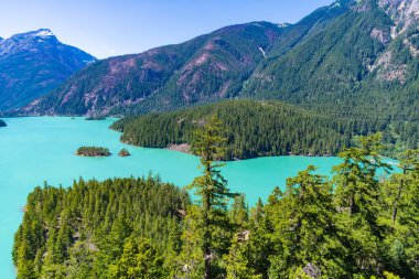 Diablo Gölü 'nün manzarası. Dağ manzaralı Diablo gölü. Dağ tepesi ve Diablo gölü manzarası. Doğa manzarası. Kuzey Cascades Parkı 'ndaki Diablo Gölü. Turkuaz alp suyu.