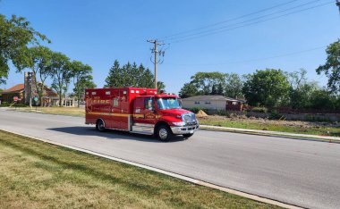 Park Ridge, Illinois, ABD - 26 Ağustos 2024: itfaiye aracı. Park Ridge şehrinde itfaiye. Dışarıda acil durum arabası var. İtfaiye aracı, yan görüş. Niles İtfaiyesi.