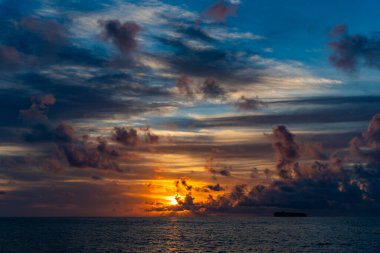 Yaz tatilinde bulutlu gün batımı gökyüzü ve deniz manzarası. Deniz gündoğumuyla gökyüzü. Deniz doğasında güzel bir ufuk. Sahilde romantik bir yaz tatili. Gün doğumu gökyüzü ufku. Deniz batımı görünümü.