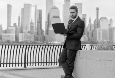 Başarılı iş adamı çevrimiçi olarak serbest çalışıyor. İş başarısı. Dışarıda dizüstü bilgisayarda çalışan bir iş adamı. New York 'ta dizüstü bilgisayarda daktilo yazan bir iş adamı. İnternette çalışan bir iş adamı. Verimliliği maksimuma çıkar.