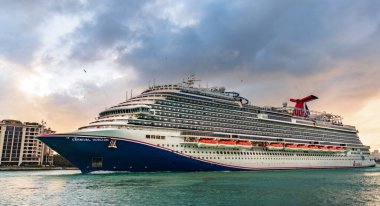 Miami, Florida, ABD - 16 Aralık 2024: Karnaval Horizon yolcu gemisi yolculuğu. Yaz tatilinde gemi turu. Karnaval yolcu gemisi. Gemi turu ve deniz seyahati. Gemi Miami limanından ayrılıyor..
