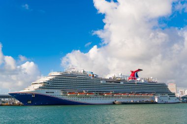 Miami, Florida, ABD - 03 Kasım 2024: Liman limanında gemi. Karnaval Horizon yolcu gemisi yolculuğu. Yaz tatilinde gemi turu. Karnaval Gemi Hattı. Gemi turu ve deniz yolculuğu..