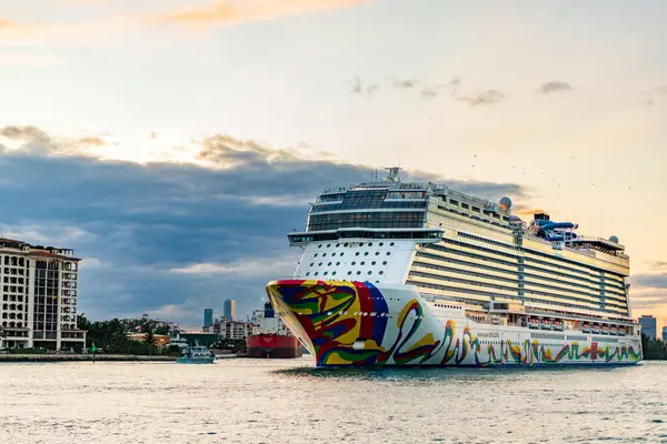 Miami, Florida, ABD - 23 Aralık 2024: Norveç yolcu gemisi yolculuğu. Yaz tatilinde gemi turu. Norveç yolcu gemisi. Gemi turu ve deniz seyahati. Gemi Miami limanından ayrılıyor..