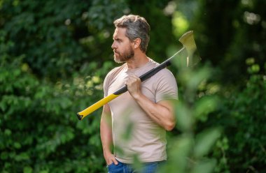 Acımasız oduncu. Vahşilik ve erkeklik. Baltalı İspanyol oduncu adam. Oduncu baltası. Ağaç kesen baltalı adam. Erkeksi vahşi adam. Oduncu dışarıda kamp yapıyor. Kırsal sahne.