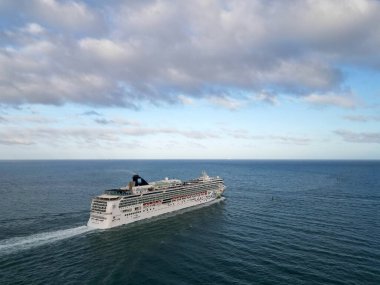 Miami, Florida, ABD - 31 Ocak 2025 Yaz Tatili Gezisi. Norveç yolcu gemisi. Gemi turu ve deniz seyahati. Gemi kıyıdan ayrılıyor. Norveç Mücevheri gemi yolculuğu.