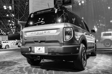 New York, ABD - 27 Mart 2024 Ford Bronco Spor Serbest Tekerlekli Araç New York Uluslararası Otomobil Fuarı 'nda, nadir görülen bir manzara.