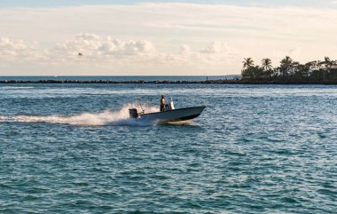 Fisher Adası 'nda lüks bir yat teknesi. Yaz tatili. Fisher Adası konut binası ve lüks yat teknesi. Miami 'deki Fisher Adası' nın gün batımı manzarası. Marinaya yüzen bir tekne..