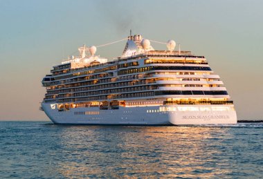 Miami, Florida, ABD - 07 Aralık 2024: Naip yedi deniz yolculuğu. Gemi turu. Gemi limandan ayrılıyor. Yedi deniz Grandeur yolcu gemisi yolculuğu. Yaz tatilinde gemi turu. Lüks bir tatil..