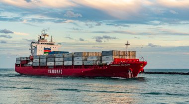 Miami, Florida, ABD - 3 Ocak 2025: Hava kargo gemisi limana giriyor. Konteyner gemisi. Kargo gemisi Seaboard Genesis ve konteynır Miami 'de. Yük konteynırı kargo gemisine yüklendi. Miami Limanı.