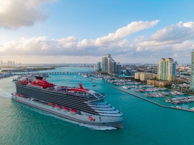 Miami, Florida, ABD - 28 Mart 2025 Valiant Lady Cruise Gemisi Yolculuğu. Yaz tatili için gemi turu. Bakire Yolculukları ve Bain Capital. Gemi turu. Seyahat acentası turu. Okyanus yolculuğu.