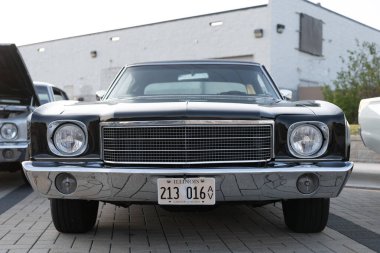 Park Ridge, Illinois, ABD - 18 Ağustos 2024: Chevy Monte Carlo. Otomobil fuarında park edilmiş siyah bir araba. Chevrolet Monte Carlo arabası. Chevrolet Monte Carlo 'nun siyah arabası.