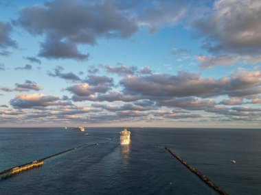 Lüks yolcu gemisi yolculuğunun havadan görünüşü. Gemi Miami sahil limanından ayrılıyor. Miami turu. Gemi seyahati. Yaz tatilindeki deniz yolculuğunun havadan görünüşü. Gemi turu ve deniz seyahati. Tur gezisi.