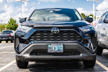 Park Ridge, Illinois, ABD - 16 Ağustos 2024: Toyota RAV4 2022 çapraz SUV. Toyota RAV4 'ün lüks aracı. Toyota RAV4 'ün arabası dışarıda park edilmiş. Toyota RAV4, ön görüş.