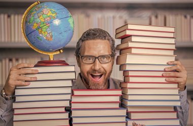 Kitap edebiyatı öğretmeni. Okul kütüphanesinde eğitim. Adam kitap kurdu bilgi topluyor. Öğretmenler ve bilgi günü. Zeki öğretmen. Sınıftaki kitap kurdu adam. Dahiyane bir fikir..