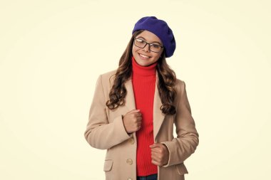 Sonbahar moda tarzı. Gözlüklü şık bir genç kız. Sonbahar trendi. Beyazlar içinde izole edilmiş öğrenciler için göz giysisi. Gözlüklü şık. Sonbahar için moda tarzı. Genç kız gözlüklü bak. Göz giyimi modası.
