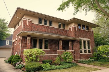 Konut mahallesi. Özel ev mimarisi. Özel konut. Banliyöde bir ev. Özel yerleşim yerlerindeki banliyö evi. Evin dış mimarisi. Uygun fiyatlı konut.