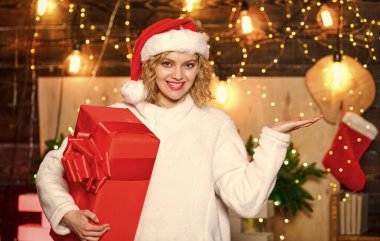 Bir sürü hediye paketi al. Yeni yıl. Paketleyecek bir sürü hediyen varsa onu hediye paketleme partisine dönüştür. En iyisini hak ediyor. Kız Noel Baba şapkası paketlenmiş hediye kutusu. Kurdeleler aksesuarları selamlıyor.