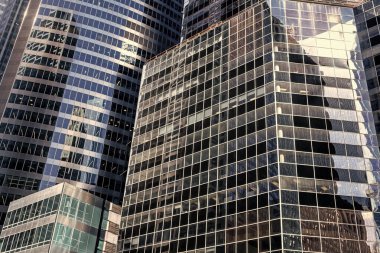 Cam bina penceresi. Mimari detay. Detaylı mimari geçmişi. Modern iş bürosu. İş binası. Ön cephe mimarisi. Mimari dış arkaplan.