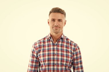 Adamın şık bir saç kesimi var. Moda saç stili olan bir adam. Sıradan bir erkek portresi. Olgun portre. Beyazlar üzerinde izole edilmiş olgun bir adam. Şık bir erkek portresi. Kafkas erkeğinin gündelik tarzı.