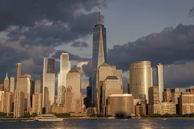Gökdelen mimarisi olan Manhattan şehir manzarası. New York şehrinin silueti olan Manhattan. New York, Manhattan 'ın doğuşu. New York, Manhattan 'ın merkezindeki gökdelen şehri..
