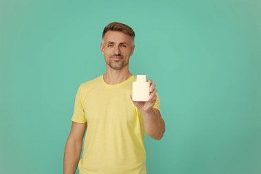 Günlük takviye. İlaç teklif et. Acıyı dindirmek için ilaç. İnsan maviden yiyecek desteğini ayırır. Haplı ya da vitaminli bir adam. Enerji ilacını sunuyorum. Multivitamin ve vitamin. Sağlık Hizmetleri.