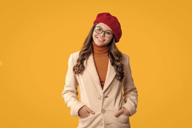 Gençlik modelinin sonbahar havası. Sonbahar kızı sarıda izole edilmiş. Modaya uygun bir kız. Gözlüklü ve bereli sonbahar kızı. Sonbahar trendi. Sonbahar sezonu. Sonbaharda kız stili.